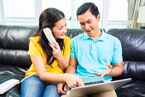 Asiatisches Paar ruft Kunden-Hotline an — Stockfoto