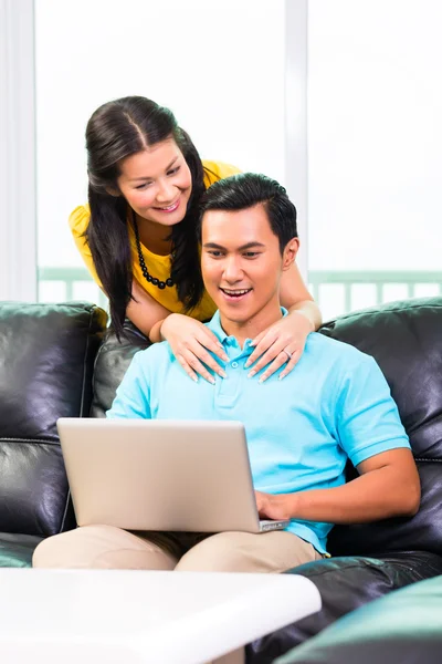 Asian couple using laptop — Stock Photo, Image