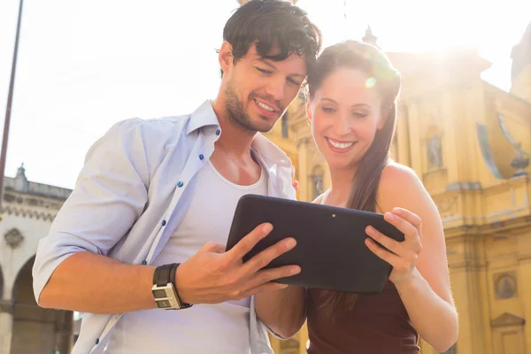 Jonge toeristen in de stad met tablet pc — Stockfoto