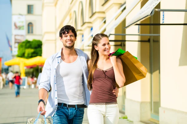 Casal de compras e gastar dinheiro na cidade — Fotografia de Stock