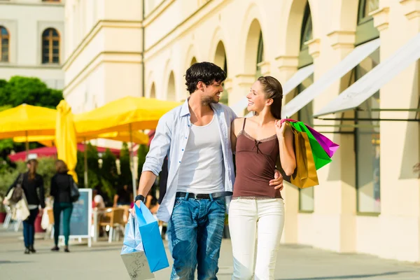 Couple shopping et dépenser de l'argent en ville — Photo