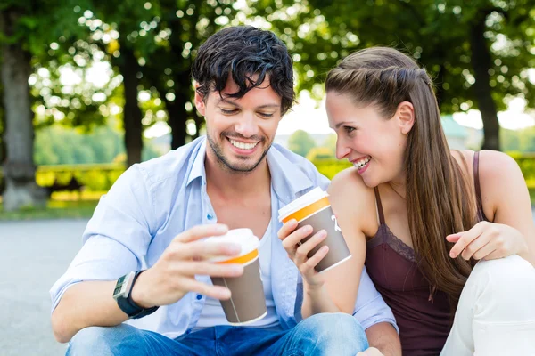 Casal no parque da cidade beber café — Fotografia de Stock