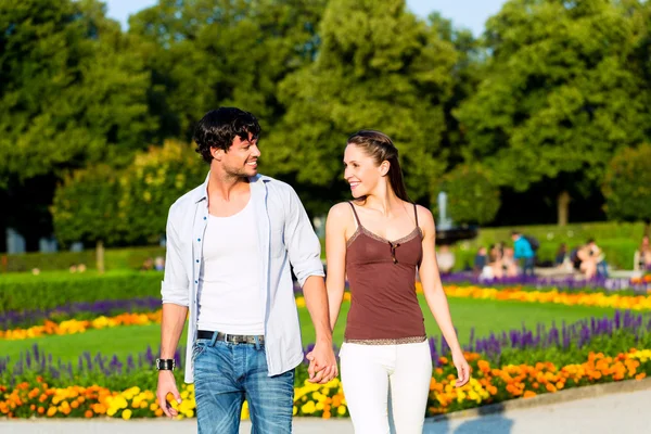 Pareja turística en el parque de la ciudad caminando —  Fotos de Stock