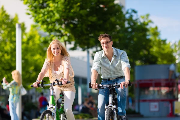 Casal urbano andar de bicicleta na cidade — Fotografia de Stock