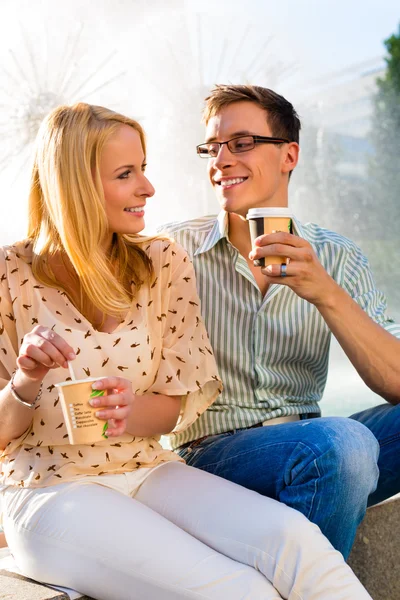 Couple dégustant un café à emporter en pause — Photo