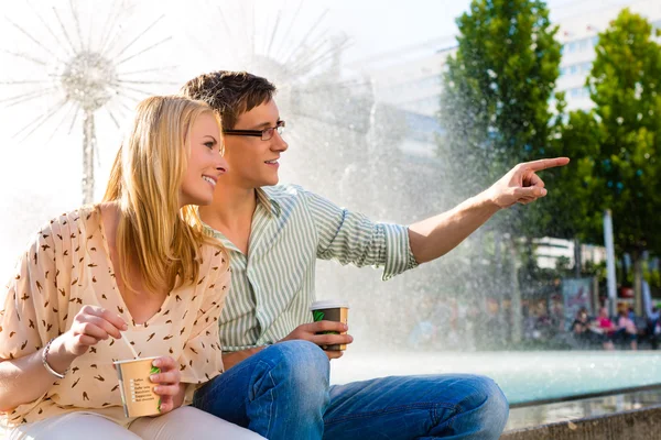 Couple dégustant un café à emporter en pause — Photo