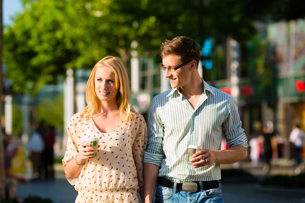 Pareja disfrutando del café en el almuerzo o descanso —  Fotos de Stock