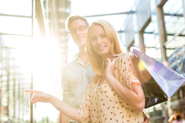 Couple while shopping and spending money — Stock Photo, Image