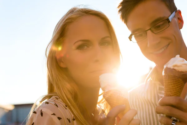 Femme et homme mangeant une glace — Photo