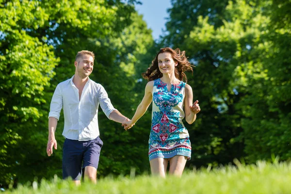 Paar verliefd loopt door park — Stockfoto