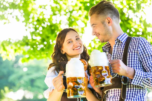 Casal alemão em Tracht beber cerveja — Fotografia de Stock