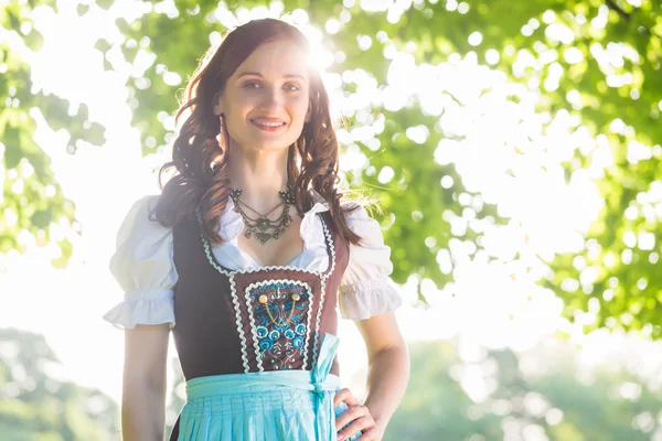 Mulher bávara vestindo Dirndl tradicional — Fotografia de Stock