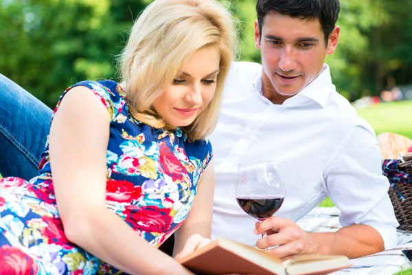 Paar drinken van wijn en lezen van boek — Stockfoto