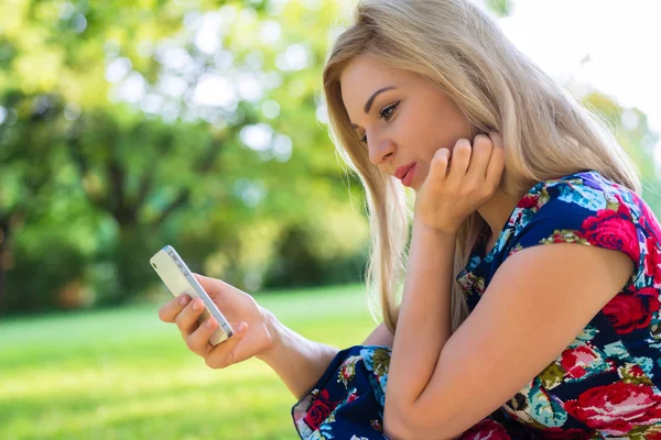 Encontros online de mulher com telefone inteligente — Fotografia de Stock