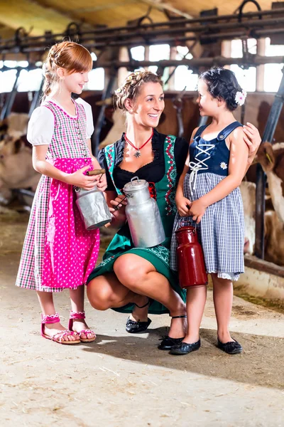 Famille avec boîte de lait à la ferme de vache — Photo