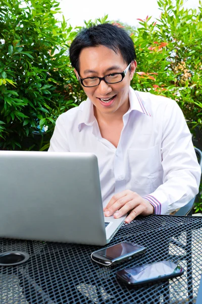 Empresario chino trabajando al aire libre —  Fotos de Stock