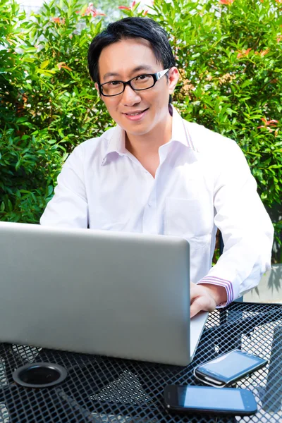 Empresário chinês trabalhando ao ar livre — Fotografia de Stock