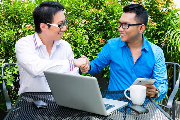 Asiatiske forretningsmenn arbeider utendørs – stockfoto