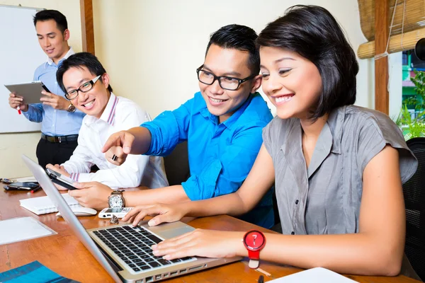 Creatieve Team zakenvergadering in office — Stockfoto