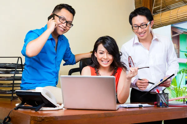 Business team meeting in office with laptop — Stock Photo, Image
