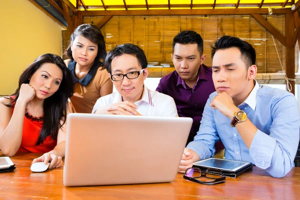 Creatieve Team zakenvergadering in office — Stockfoto