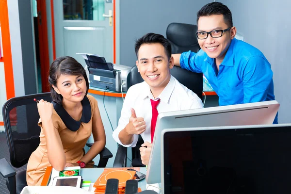 Reunión del equipo empresarial creativo en la oficina — Foto de Stock