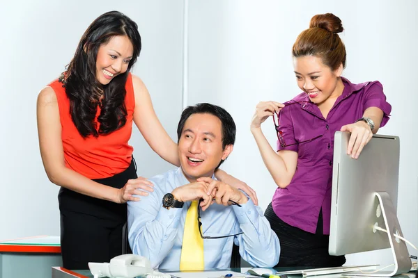 Asiático Womanizer chefe flertando no escritório — Fotografia de Stock