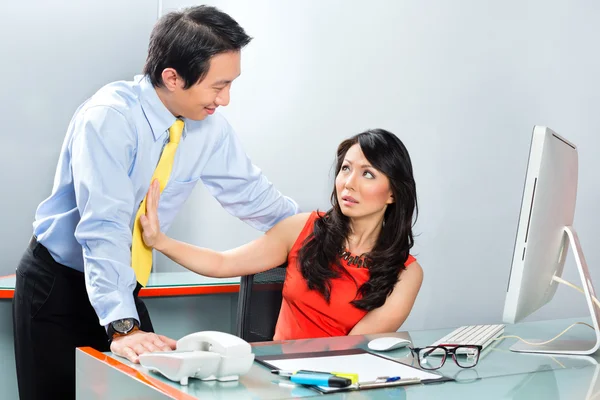 Sexuelle Belästigung durch Chef im asiatischen Büro — Stockfoto