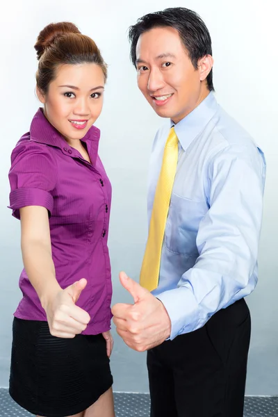 Motiverade kollegor i asiatiska företag kontor — Stockfoto