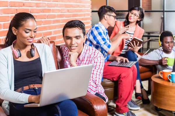 Team in Kreativagentur arbeitet mit Laptop — Stockfoto