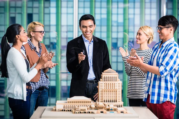 Equipe de arquitetos em apresentação bem sucedida — Fotografia de Stock