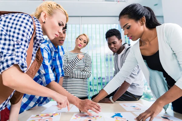 Agência de publicidade equipe escolher chave visual — Fotografia de Stock