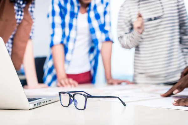 Equipo de agencia de publicidad en reunión creativa — Foto de Stock