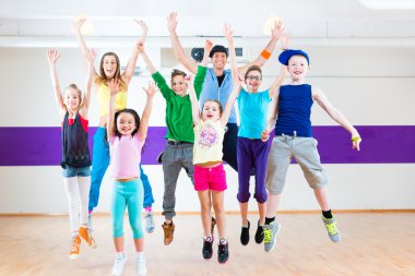 Zumba fitness sınıf dans öğretmeni veren çocuklar 