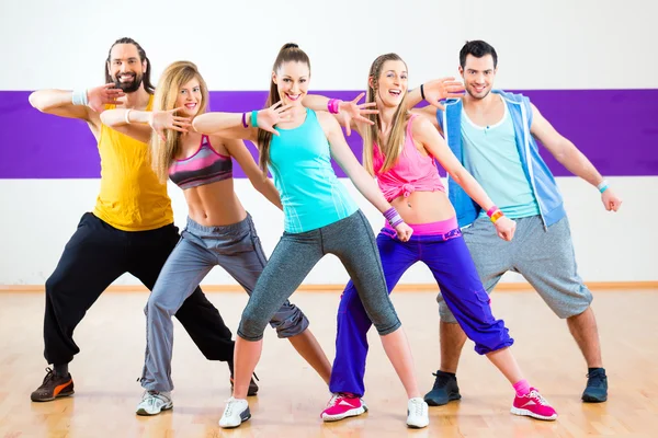 Táncos: Zumba fitness tréning a tánc stúdió — Stock Fotó