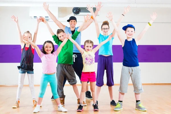 Dance teacher giving kids Zumba fitness class — Stock Photo, Image