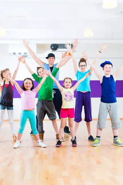 Professor de dança dando aulas de fitness Zumba para crianças — Fotografia de Stock