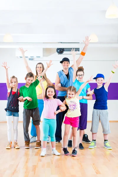 Dance teacher giving kids Zumba fitness class — Stock Photo, Image