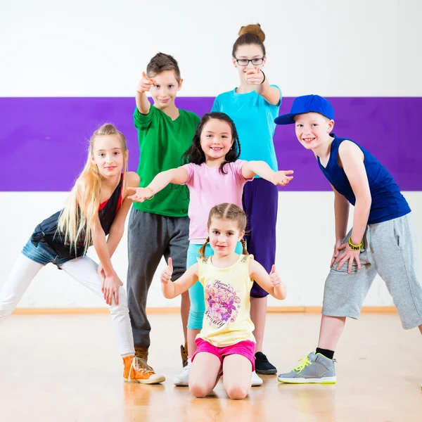 Barnen tränar Zumba fitness i dans skola — Stockfoto