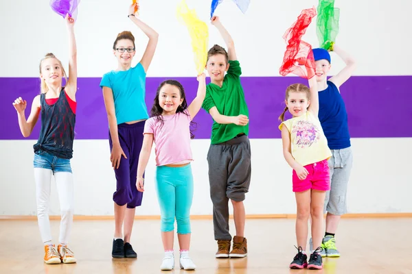 Niños en clase de baile traninng con bufandas — Foto de Stock