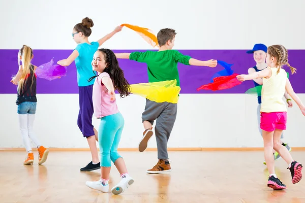 Niños en clase de baile traninng con bufandas — Foto de Stock