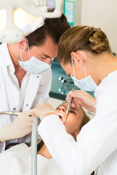 Patient avec dentiste - traitement dentaire — Photo