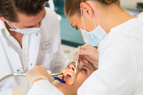 Patient mit Zahnarzt - zahnärztliche Behandlung — Stockfoto
