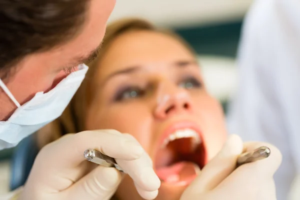 Пацієнт з стоматологом - лікування зубів — стокове фото