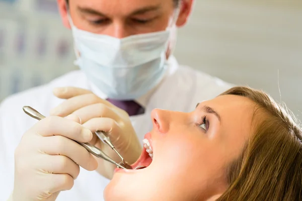 Paziente con dentista - trattamento dentale — Foto Stock