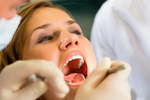 Doente com dentista - tratamento dentário — Fotografia de Stock