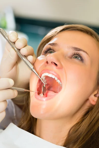 Paciente con dentista - tratamiento dental — Foto de Stock