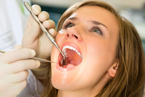 Patient med tandläkare - tandvård — Stockfoto