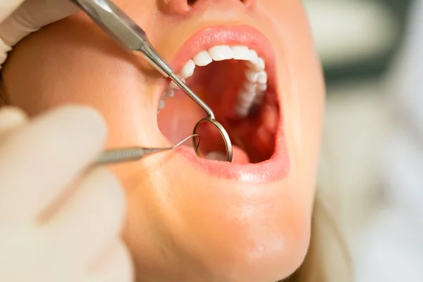 Doente com dentista - tratamento dentário — Fotografia de Stock