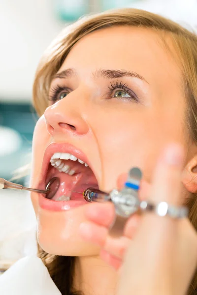 Seringa - dentista dá anestesia — Fotografia de Stock